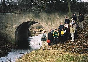 Most nad rzek Brzenica obok stacji kolejki szprotawskiej Chotków - Wie. Widok wspólczesny (XII 2004 r.). Fot. M. Bonisawski