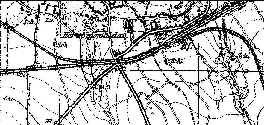 Fragment niemieckiej mapy topograficznej okolic Stypuowa z 1933 r. Wyranie widoczna jest stacja kolejowa. Zwraca uwag zupenie inny ni wsplczenie ukad drogowy wok przejazdu kolejowego i rwnolegy a nie wsplny  bieg torw obu linii