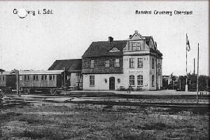 Przedwojenna pocztówka z widokiem stacji Zielona Góra Oberstadt. Po lewej - wagony pasaerskie kolejki szprotawskiej.
