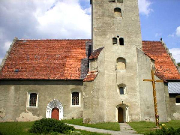 Kosci w Chotkowie. Z lewej wejcie do kruchty poprzez gotycki portal. Fot. ze strony www.brzeznica.com.pl