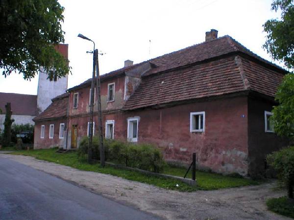 Wichw. Dawny zajazd z koca XVIII w. z ciekawym dachem mansardowym. Fot. ze strony www.brzeznica.com.pl

