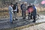 Ekipa naszych badaczy dziejw rozmawia na terenie dawnej stacji z pionierem, panem Jzefem Gbar (z rowerem). Fot. Ryszard Klauza