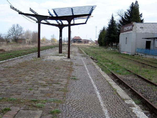 Widok peronu w kierunku Niegosawic. Trudno oceni, czy ten peron jest zadaszony. Stan 05 IV 2008. Fot. Pawe Ukole ze strony www.kolej.one.pl

