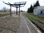 Widok peronu w kierunku Niegosawic. Trudno oceni, czy ten peron jest zadaszony. Stan 05 IV 2008. Fot. Pawe Ukole ze strony www.kolej.one.pl
