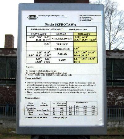 Na peronie umieszczono aktualny rozkad jazdy pocigw (2007/08). Stan 05 IV 2008. Fot. Pawe Ukole ze strony www.kolej.one.pl

