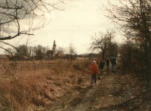 Widok od strony kolejki szprotawskiej na wieś Broniszów (kościół). 06 marca 1994, fot. M. Bonisławski