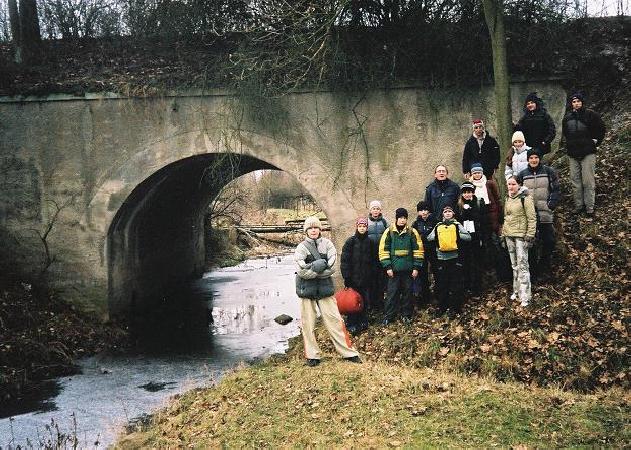 Most nad rzeką Brzeźnica obok stacji kolejki szprotawskiej Chotków - Wieś. Widok wspólczesny (XII 2004 r.). Fot. M. Bonisławski