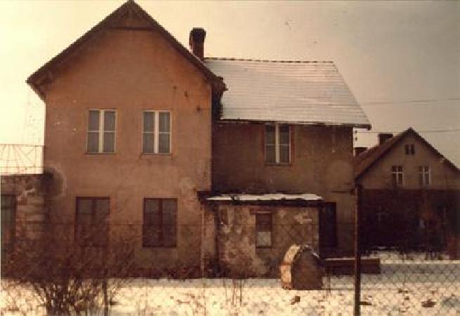 Budynek dworca kolejki szprotawskiejw Ochli. Widok wspólczesny (1994 r.)