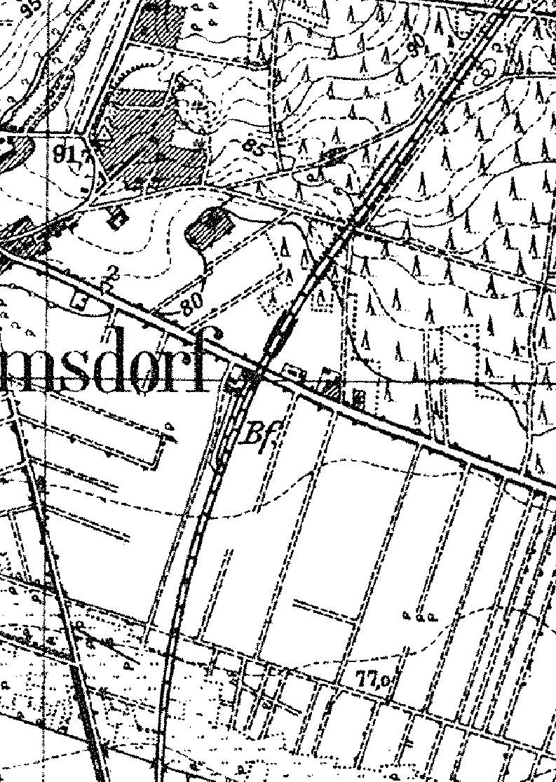 Fragment niemieckiej mapy topograficznej okolic Ochli. Poniżej przejazdu kolejowego w ciągu szosy widać stację. Niezbyt czytelny rysunek pozwala sądzić iż były dwa lub jeden tory boczne, w tym jeden ślepy.