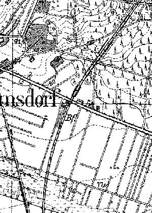 Fragment niemieckiej mapy topograficznej okolic Ochli. Poniżej przejazdu kolejowego w ciągu szosy widać stację. Niezbyt czytelny rysunek pozwala sądzić iż były dwa lub jeden tory boczne, w tym jeden ślepy.