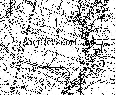 Fragment niemieckiej mapy topograficznej z 1933 r.. W lewym, dolnym rogu, tuż poniżej przejazdu kolejowego widać stację Radwanów (Bf). Prawdopodobnie były dwa boczne tory i jakiś budynek za torowiskiem (patrząc od strony wsi).
