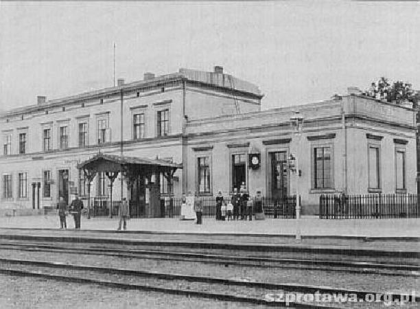 Stary dworzec kolejowy w Szprotawie, spalony w 1945 r. Widok od strony peronw. Zdjcie ze strony www.koleje.szprotawa.org.pl