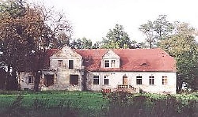Zachowane zabudowania folwarku w Radwanowie Dolnym. Zdjęcie ze strony www.kozuchow.pl