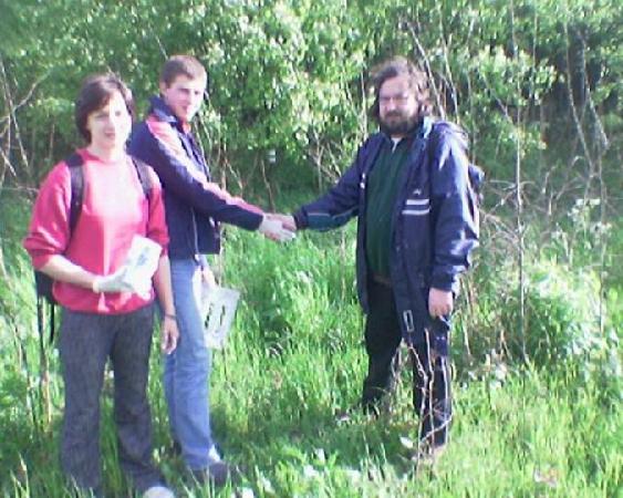 Wiosna 2005 r. Wzgórze między Stupułowem a Chotkowem. Zakończenie znakowania szlaku kolejki. Na zdjęciu M. Bonisławski, M. Bednarska i Sz. Jankowiak. Fot. własna.
