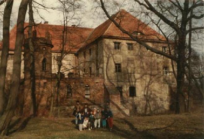 1994.03.06 Dzieci z zielonogrskiego Pogotowia Opiekuczego przed paacem w Broniszowie.