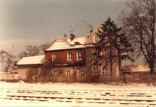 1994.02.20 dworzec Oberstadt. Nie ma jeszcze parkingu Netto, za to wyranie wida wystajce spod niegu liczne torowiska, tworzce system torowy tej najwikszej na kolei zielonogrsko - szprotawskiej stacji.