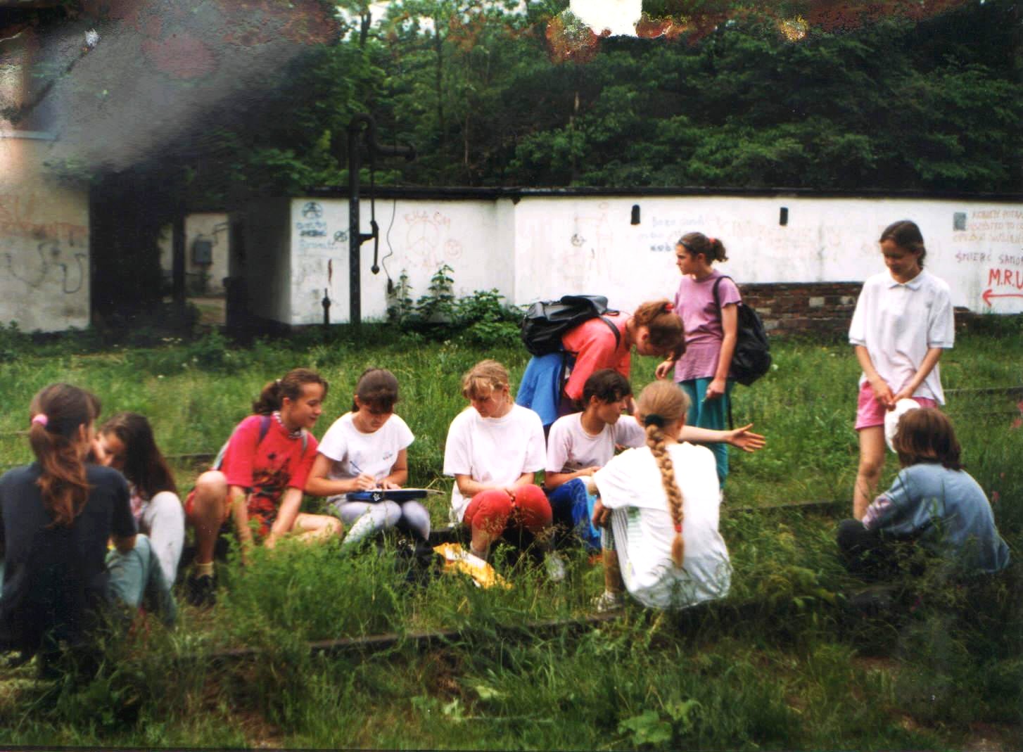 Maj lub czerwiec 1995 roku. Uczniowie Szkoy podstawowej z Przytoku szkicuj plan stacji Grunberg Oberstadt podczas imprez  oglnomiejskiego dnia sportu. Wszyscy siedz na zachowanych jeszcze wtedy szynach penego ukadu torowego stacji.