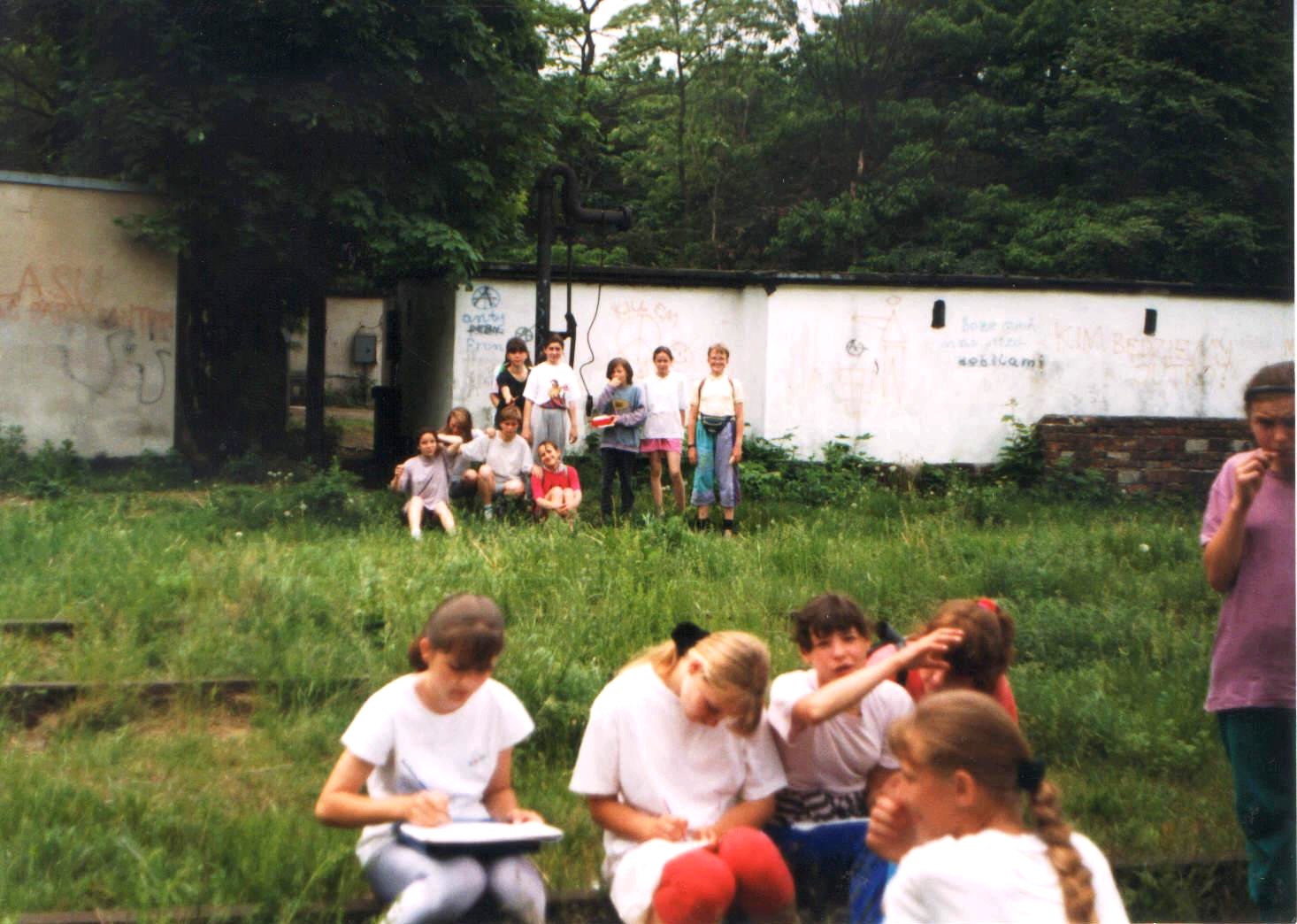 Maj lub czerwiec 1995 roku. Uczniowie Szkoy podstawowej z Przytoku  podczas imprez oglnomiejskiego dnia sportu. Na torach siedza dziewczyny szkicujce plan stacji a przed pomp wodn pozuj ich koleanki.
