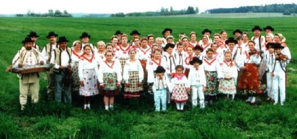 Zespl folklorystyczny grali czadeckich "Watra" z Brzenicy. Fot. ze strony www.brzeznica.com.pl