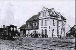 Jeden z parowozów kolei szprotawskiej na stacji Grunberg Oberstadt. Fot. z 1918, 1920 lub 1925 r., dostępna na większości stron internetowych.