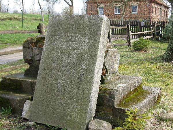 Czciowo zniszczony obelisk ku czci polegych podczas pierwszej wojny wiatowej, w latach 1914 - 18, mieszkacw Skibic, stan 12 IV 2008, fot. M. Bonisawski