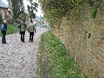 Kotowice. Gwna droga wsi, z prawej murowane wzmocnienie skarpy, na ktrej sta dawniej koci. Stan 12 IV 2008 r., fot. M. Bonisawski