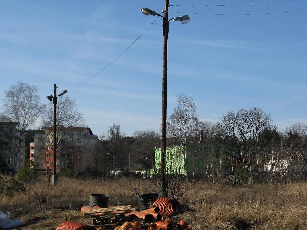 Plac przy ul. E. Platter. Po likwidacji kolei miejski ciąg bocznic kończył się na składowisku drewna. Były tu 2 ślepe tory, pomiędzy którymi stały sągi drewna i oświetlające plac, wzdłuż torów, lampy (na zdjęciu). Stan 03.02.2008 r., fot. M. Bonisławski

