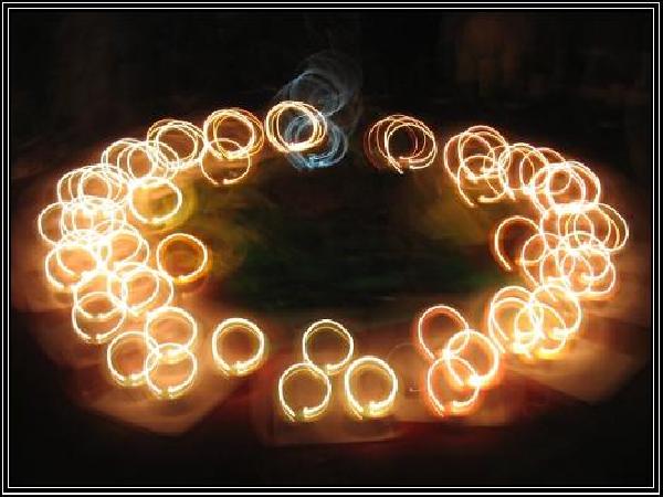 A tak też można sfotografowac nasze ognisko. Nazwałbym to "zaczarowanym kręgiem", wokół którego bawiliśmy się przy piosenkach i skeczach prawie do północy. Fot. Andrzej Nowacki
