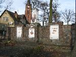 Kriegerdenkmal,  pomnik poświęcony mieszkańcom  poległym w wojnie. W cetrum Ochli do 1945 r.  stał taki pomnik, poświęcony ofiarom I wojny z Ochli. Po 1945 przybyli tutaj  Polacy, przerobili go na obelisk religijny (stan z XI 2008). Fot. M. Bonisławski