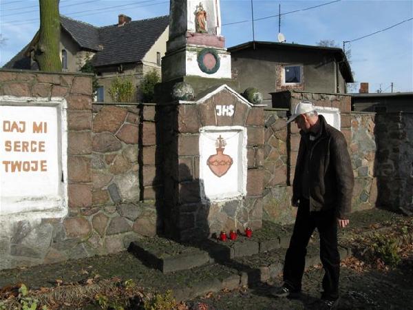 10 XI 2008, jeden z organizatorw Zlotu, Wojciech Meliski za chwil zapali znicze pamici przed dawnym Kriegerdenkmal w Ochli. Fot. M. Bonisawski
