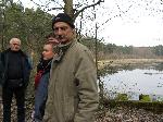 II MROK 12.04.2008. Grupa przy leśnym jeziorze, w okolicy Skibic. Jarek z tyłu, za Jurkiem Kwaśniewiczem.
